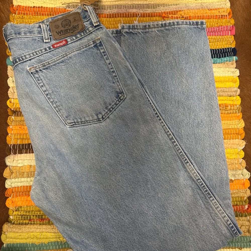 Wrangler Men's Light Blue Relaxed Jeans